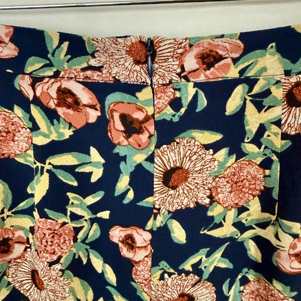 June & Hudson Floral Scallop Hem Shorts | Navy Botanical Print | Size M